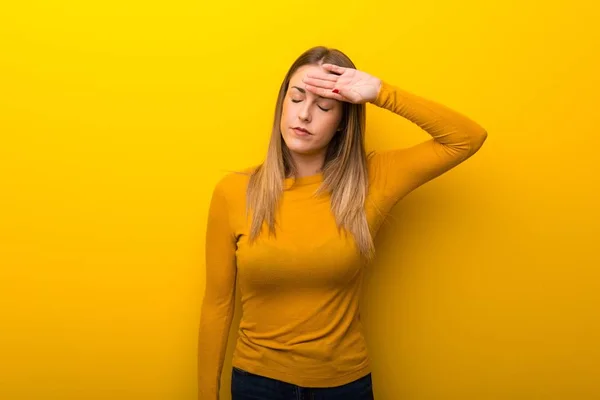 Mladá Žena Žlutém Pozadí Výrazem Unavení Nemocní — Stock fotografie