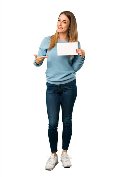 Corpo Inteiro Mulher Loira Com Camisa Azul Segurando Cartaz Vazio — Fotografia de Stock