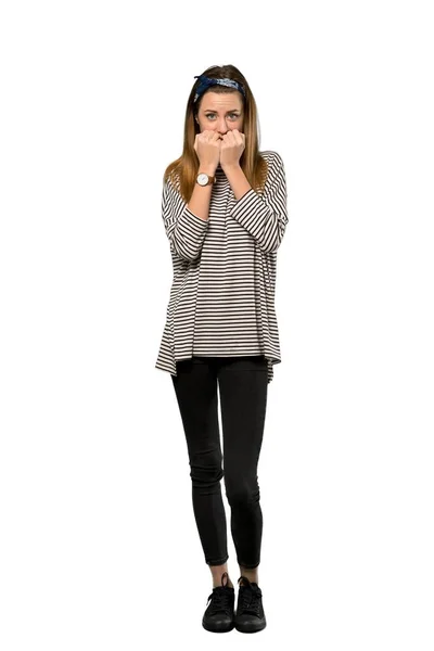 緊張感と分離の白い背景の上の口に手を置く恐怖のヘッド スカーフを持つ若い女性のフルレングス ショット — ストック写真