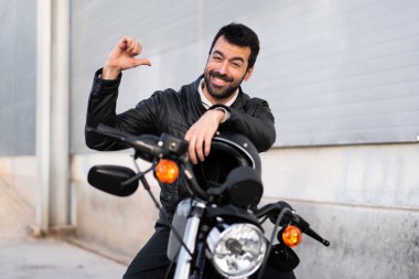 genç adam bir motosiklet üzerinde