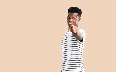 Sana çizgili gömlekli puan parmak ile kendine güvenen bir ifade izole koyu sarı zemin üzerine koyu tenli adam