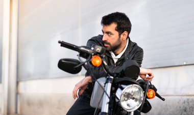 genç adam bir motosiklet üzerinde