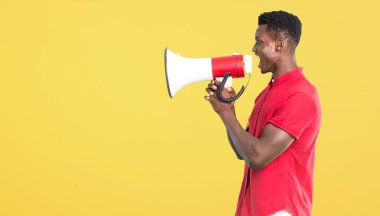 Lateral pozisyonda Sarı zemin üzerine bir şey duyurmaktan bir megafon ile bağırarak genç Afro-Amerikan adam