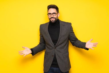 Gözlüklü gülümseyen yakışıklı adam