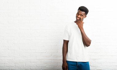 Koyu tenli adam ayakta ve parmak ile göz açılış açık isteyen