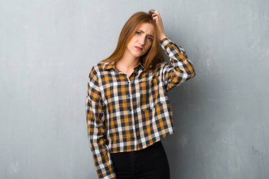 Grunge duvar hayal kırıklığı ve anlayış değil bir ifade ile genç Kızıl saçlı kız