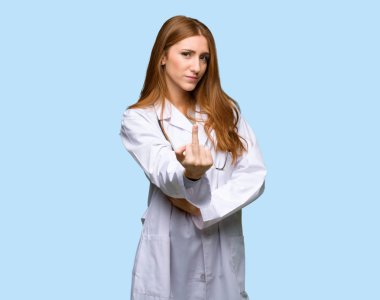 Mavi arka plan boynuz jest yapma Kızıl saçlı doktor kadın izole