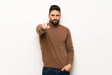 Beyaz duvar kötü bir durum ve önüne'na giderek hayal kırıklığına yakışıklı adam