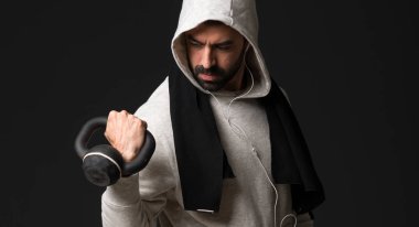 Halter yapma koyu arka plan üzerinde spor adamı
