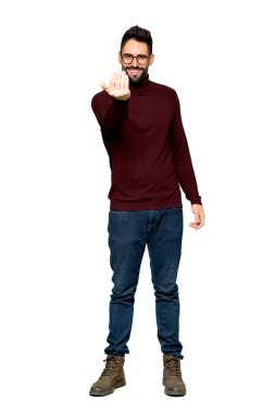 El ile gelmek davet gözlüklü yakışıklı adam tam uzunlukta bir kadeh. Mutlu izole beyaz arka plan üzerinde geldi