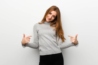 Kızıl saçlı kız beyaz duvar kibirli ve kendini beğenmiş yüzünden kendini kavram seviyorum