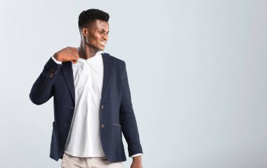 Afro-Amerikan yakışıklı izole gri arka plan üzerinde yorgun ve hasta ifade ile ceket