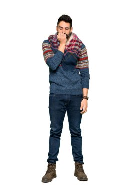 İzole beyaz zemin üzerine şüpheleri hippi adamın tam uzunlukta atış