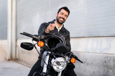genç adam bir motosiklet üzerinde
