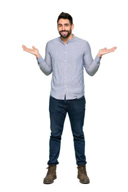 Zarif adamın elleri ve omuz izole beyaz zemin üzerine yükseltme sırasında şüpheleri forması ile tam uzunlukta atış