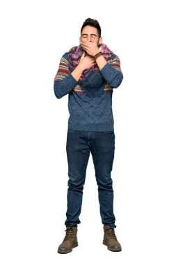 Hippi adamın tam uzunlukta atış ile öksürük acı ve izole beyaz arka plan üzerinde kötü hissediyor