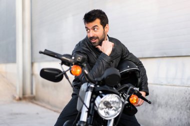 genç adam bir motosiklet üzerinde