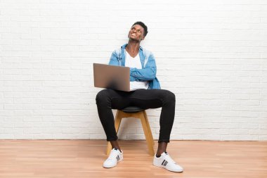 Onun laptop standı ile çalışma ve ararken Afro Amerikalı adam