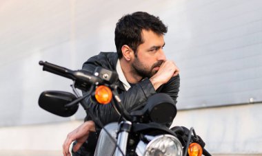 genç adam bir motosiklet üzerinde