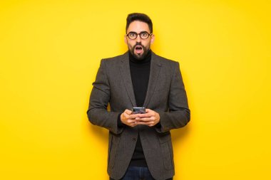 Yakışıklı adam gözlüklü şaşırttı ve ileti gönderme