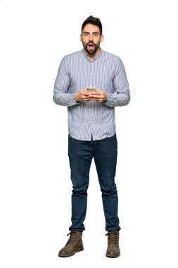 Sürpriz ve izole beyaz arka plan üzerinde bir ileti gönderme forması ile zarif adamın tam uzunlukta atış