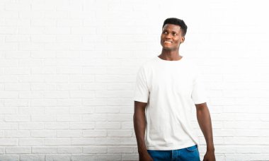 Koyu tenli adam şüpheleri ve karıştırmayın yüz ifadesi ısırıkları dudak iken. Bir fikir sorgulama