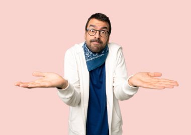 El ve izole pembe arka plan omuzlarında yetiştirme süre şüpheleri gözlüklü yakışıklı adam