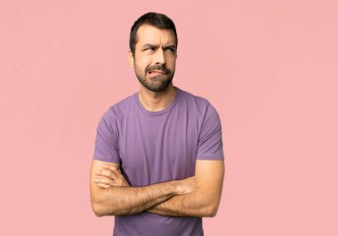 Yakışıklı adam karıştırmayın yüz ifade izole pembe arka plan dudağında ısırıkları süre ile