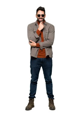 Tam uzunlukta çekim gözlük ve izole beyaz arka plan üzerinde gülümseyen sakallı yakışıklı adam