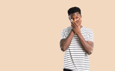 Karanlık adam ağız uygunsuz bir şey söylediğin için iki elinizle kapsayan çizgili gömlek ile açık tenli. İzole koyu sarı zemin üzerine konuşamam