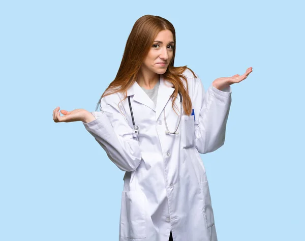 Redhead Läkare Kvinna Att Tvivel Samtidigt Höja Händer Och Axlar — Stockfoto