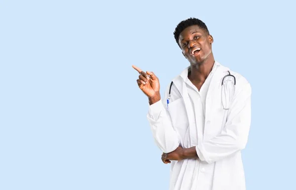 Medico Afroamericano Che Indica Con Dito Indice Una Grande Idea — Foto Stock