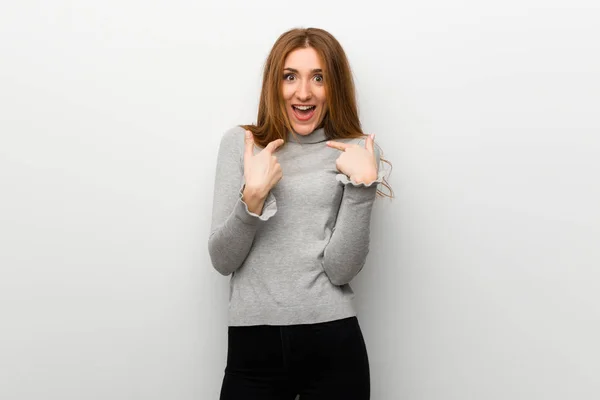 Redhead Girl White Wall Surprise Facial Expression — Stock Photo, Image