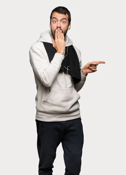 Sport Man Pekande Finger Sidan Med Förvånad Ansikte Över Isolerad — Stockfoto