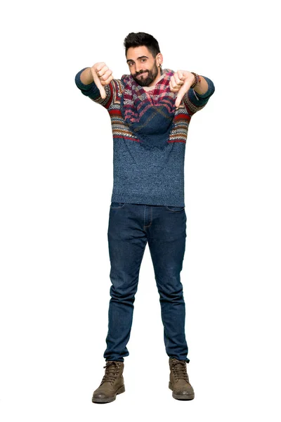 Tiro Completo Hippie Homem Mostrando Polegar Para Baixo Com Ambas — Fotografia de Stock