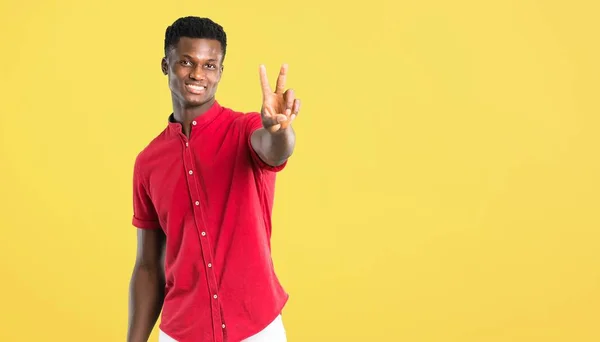 Gülümseyen Zafer Işareti Sarı Arka Plan Üzerinde Gösterilen Genç Afro — Stok fotoğraf