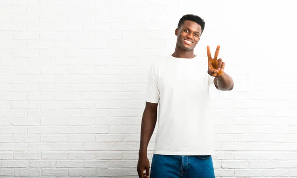 Homem Pele Escura Sorrindo Mostrando Sinal Vitória — Fotografia de Stock