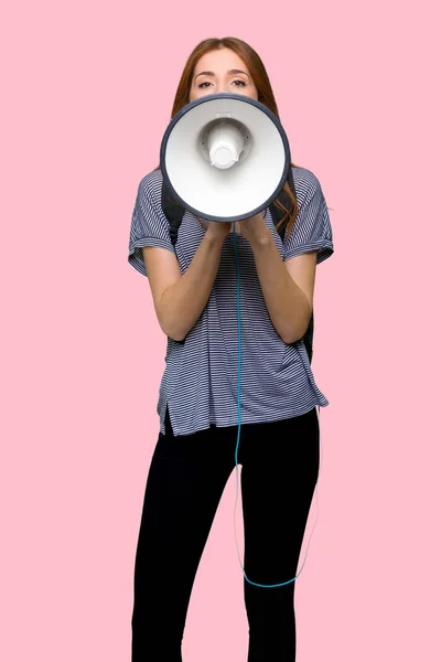 Рыжая Студентка Кричит Через Мегафон Объявить Изолированном Розовом Фоне — стоковое фото