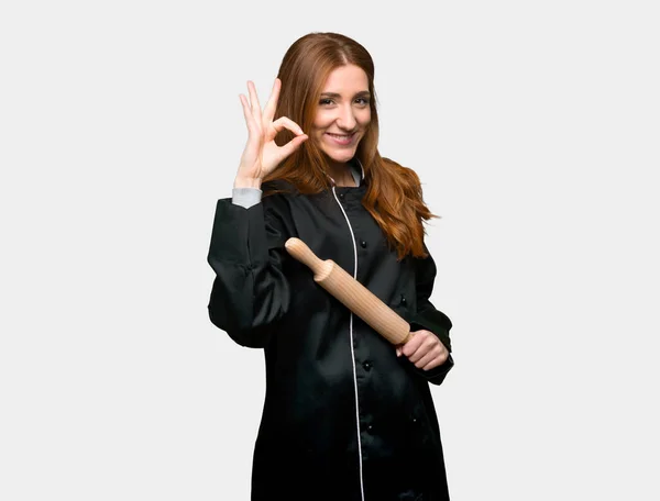 Молодая Рыжая Женщина Шеф Повар Показывает Знак Пальцами Изолированном Сером — стоковое фото