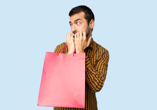 Man Met Boodschappentassen Een Beetje Zenuwachtig Bang Putting Handen Naar — Stockfoto