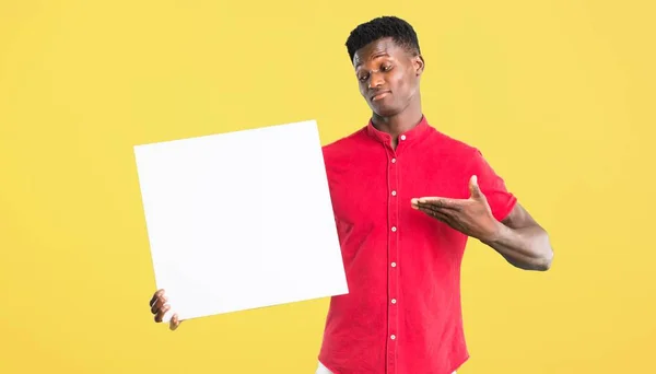 Jonge Afro Amerikaanse Man Met Een Leeg Wit Bordje Voor — Stockfoto