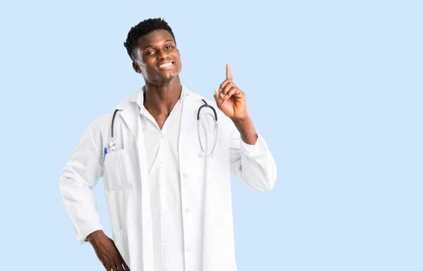 Африканский Американский Врач Показывает Поднимает Палец Знак Лучшего Изолированном Синем — стоковое фото