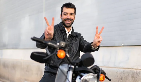 Молодий Чоловік Мотоциклі Робить Жест Перемоги — стокове фото