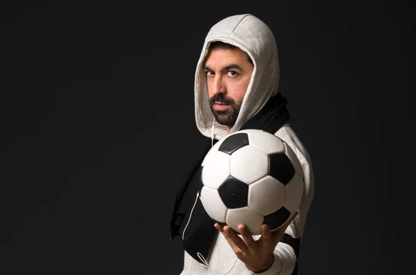 Deportivo Sobre Fondo Oscuro Sosteniendo Una Pelota Fútbol — Foto de Stock