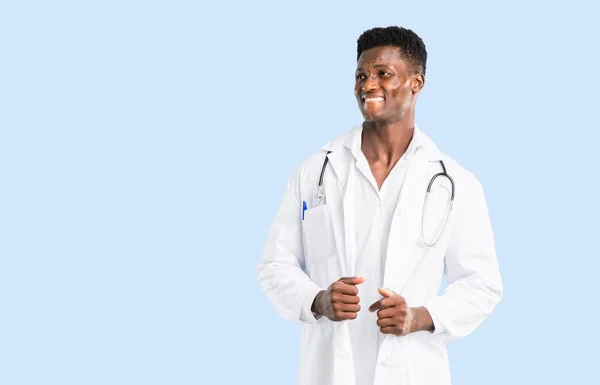 African American Doctor Having Doubts Confuse Face Expression While Bites — Stock Photo, Image