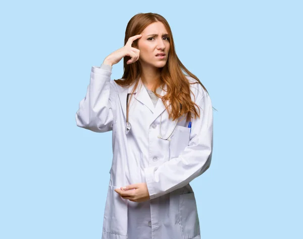 Kızıl Saçlı Doktor Kadın Izole Mavi Arka Plan Baş Parmak — Stok fotoğraf