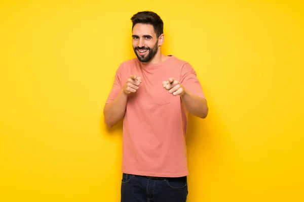 Hombre Guapo Sobre Pared Amarilla Señala Con Dedo Mientras Sonríe — Foto de Stock