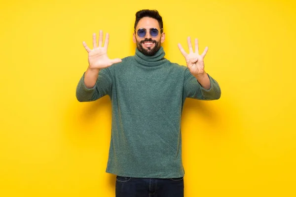 Bel Homme Avec Des Lunettes Soleil Comptant Neuf Avec Des — Photo