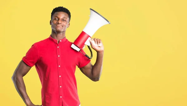 Jeune Homme Afro Américain Tenant Mégaphone Sur Fond Jaune — Photo