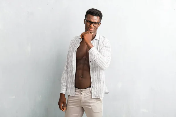 Dokulu Gri Duvara Poz Gözlüklü Genç Afro Amerikalı Adam — Stok fotoğraf